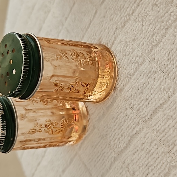 Sharon Cabbage Rose 2 sets of Salt and Pepper Shakers Depression Glass - Picture 3 of 12